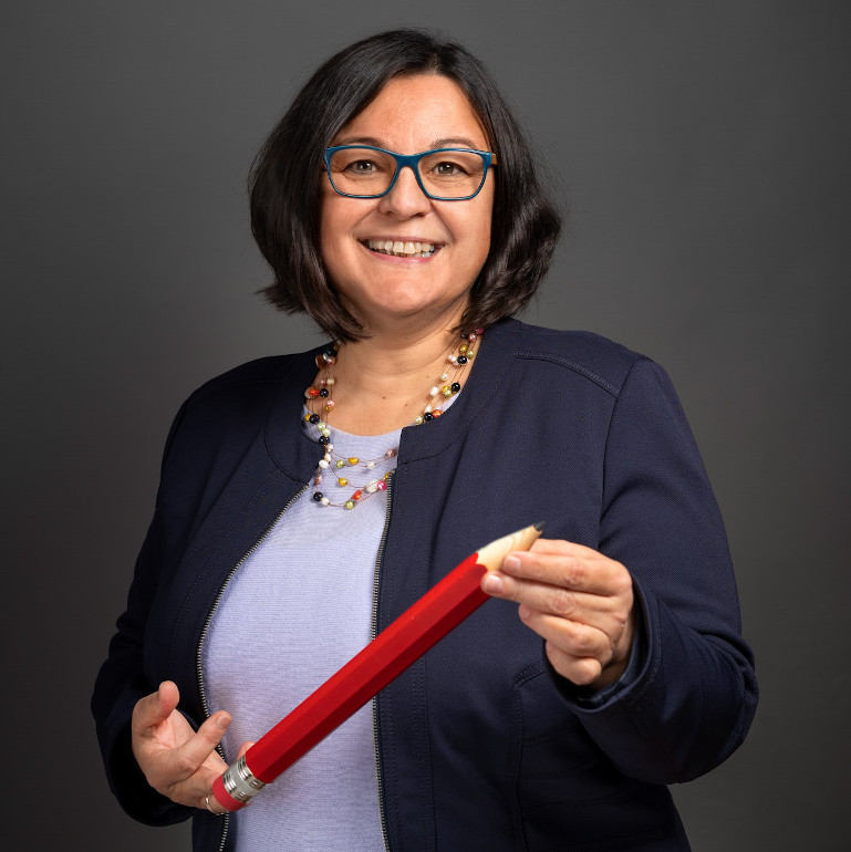 Renate Rosner mit rotem Stift in der Hand
