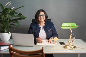 Renate Rosner beim Büromanagement und Lektorat
